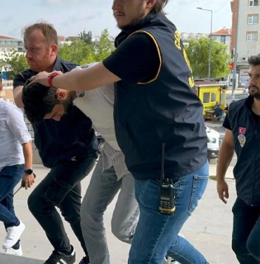 Kız arkadaşını kabloyla boğarak öldürüp polise teslim oldu 2