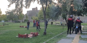 Kız arkadaşıyla çay bahçesindeyken tartıştığı kişinin silahlı saldırısına uğradı