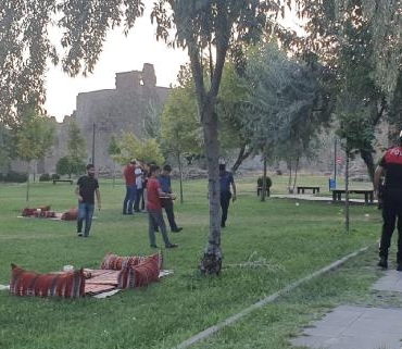 Kız arkadaşıyla çay bahçesindeyken tartıştığı kişinin silahlı saldırısına uğradı