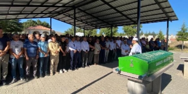 Kızılırmak'ta alabora olan botta yaşamını yitiren çömlek ustası, toprağa verildi 40 Kızılırmakta alabora olan botta yaşamını yitiren çömlek ustası toprağa verildi