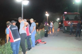 Kızılırmak'ta bot alabora oldu; öğretmen kurtuldu; çömlek ustası akıntıda kayboldu 22 Kızılırmakta bot alabora oldu öğretmen kurtuldu çömlek ustası akıntıda kayboldu