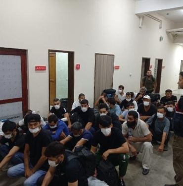 Koaceli'de yakalanan 24 kaçak göçmen sınır dışı edildi 7 Koacelide yakalanan 24 kaçak göçmen sınır dışı edildi