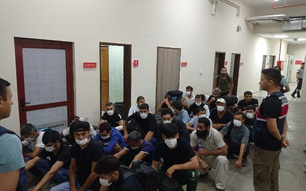 Koaceli'de yakalanan 24 kaçak göçmen sınır dışı edildi 6 Koacelide yakalanan 24 kaçak göçmen sınır dışı edildi