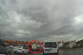 Kontrolden çıkan TIR gişelerde bekleyen 3 otomobile çarptı kaza kamerada