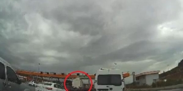 Kontrolden çıkan TIR, gişelerde bekleyen 3 otomobile çarptı; kaza kamerada 27 Kontrolden çıkan TIR gişelerde bekleyen 3 otomobile çarptı kaza kamerada