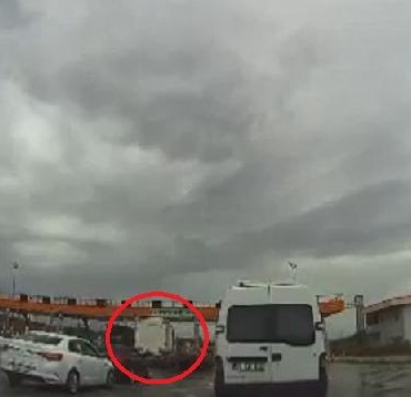 Kontrolden çıkan TIR gişelerde bekleyen 3 otomobile çarptı kaza kamerada