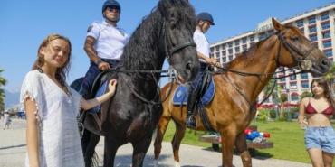 Konyaaltı Sahilinde atlar Börü ve Winner ile devriye