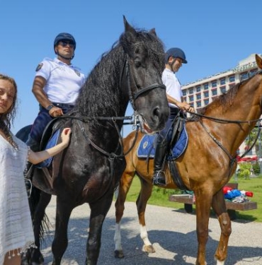 Konyaaltı Sahilinde atlar Börü ve Winner ile devriye