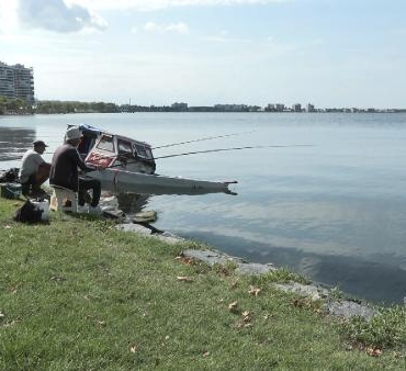 Küçükçekmece Gölünde kritik uyarıya rağmen balık tutanlar dikkat çekti