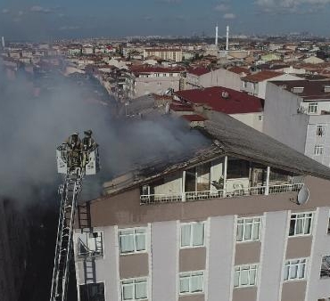 Küçükçekmecede kendisine alınan telefonu beğenmeyen adam evini yaktı iddiası