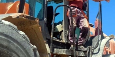 Kullandığı kepçeden düşüp ölmüş