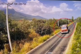 Kum yüklü kamyon ile mermer blok taşıyan TIR çarpıştı şoförler yaralandı 2