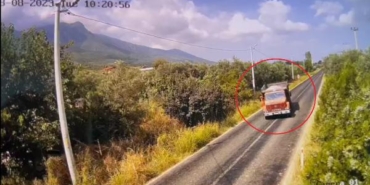 Kum yüklü kamyon ile mermer blok taşıyan TIR çarpıştı; şoförler yaralandı (2) 2 Kum yüklü kamyon ile mermer blok taşıyan TIR çarpıştı şoförler yaralandı 2