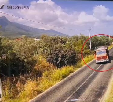 Kum yüklü kamyon ile mermer blok taşıyan TIR çarpıştı şoförler yaralandı 2