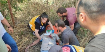 Kum yüklü kamyon ile mermer blok taşıyan TIR çarpıştı şoförler yaralandı