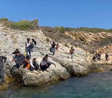 Kuşadası'nda 30 kaçak göçmen kurtarıldı 2 Kuşadasında 30 kaçak göçmen kurtarıldı