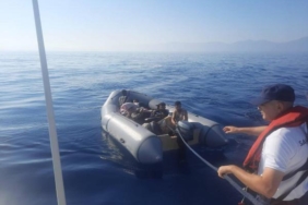 Kuşadası'nda lastik botta 11 kaçak göçmen yakalandı 32 Kuşadasında lastik botta 11 kaçak göçmen yakalandı