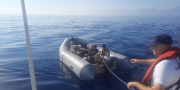 Kuşadasında lastik botta 11 kaçak göçmen yakalandı