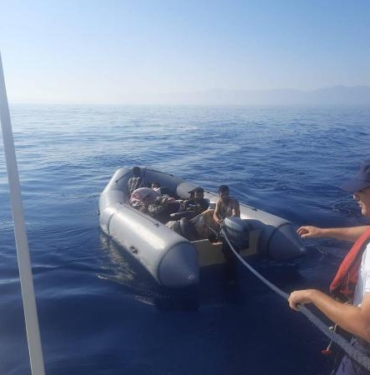 Kuşadasında lastik botta 11 kaçak göçmen yakalandı