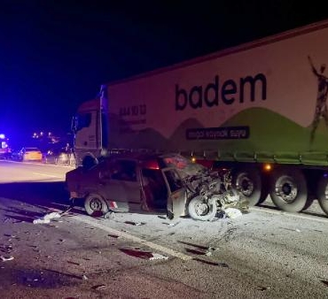 Lastik değişimi sırasında zincirleme kaza 2 ölü 9 yaralı