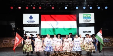 Macar dansçılar İzmir Marşı’nı Türkçe okudu 16 Macar dansçılar İzmir Marşını Türkçe okudu