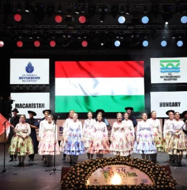 Macar dansçılar İzmir Marşını Türkçe okudu