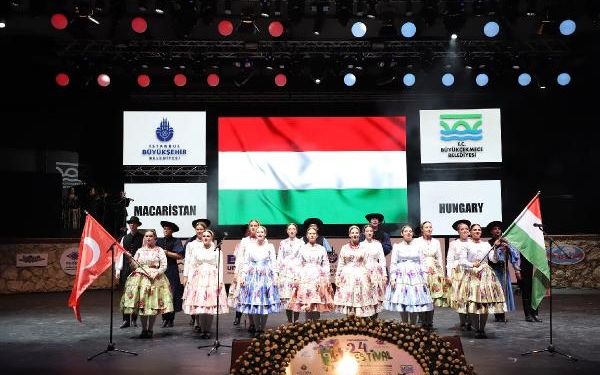 Macar dansçılar İzmir Marşı’nı Türkçe okudu 6 Macar dansçılar İzmir Marşını Türkçe okudu