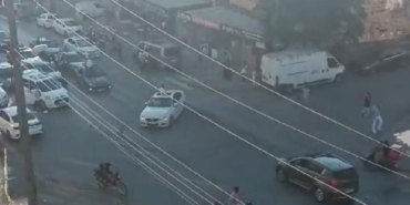 Magandalar yolu kesip cadde üzerinde drift yaptı 2 Magandalar yolu kesip cadde üzerinde drift yaptı