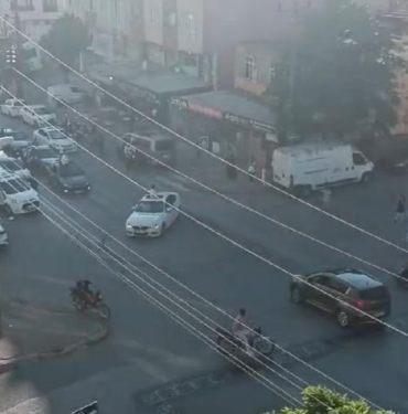 Magandalar yolu kesip cadde üzerinde drift yaptı 2 Magandalar yolu kesip cadde üzerinde drift yaptı