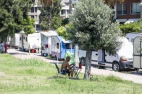 Mahalleliyi isyan ettiren 'karavan park', 'karavan galeri'ye döndü 29 Mahalleliyi isyan ettiren karavan park karavan galeriye döndü