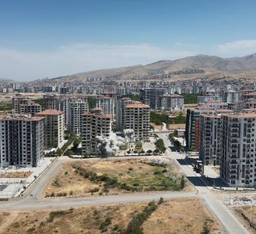 Malatyada ağır hasarlı 12 katlı 2 bina patlatılarak yıkıldı