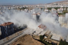 Malatyada ağır hasarlı 12 katlı bina patlayıcı ile yıkıldı