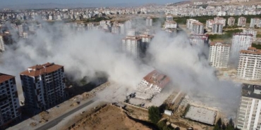 Malatya'da ağır hasarlı 12 katlı bina, patlayıcı ile yıkıldı 25 Malatyada ağır hasarlı 12 katlı bina patlayıcı ile yıkıldı