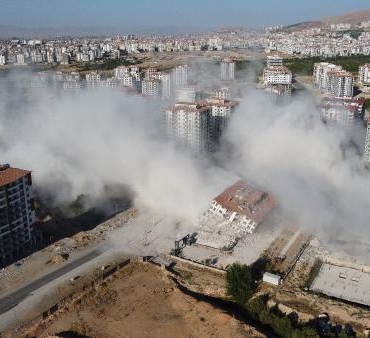 Malatyada ağır hasarlı 12 katlı bina patlayıcı ile yıkıldı