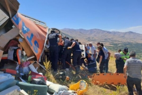 Malatyada kamyon şarampole devrildi 2 ölü 2 yaralı