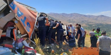 Malatya'da kamyon şarampole devrildi; 2 ölü, 2 yaralı 18 Malatyada kamyon şarampole devrildi 2 ölü 2 yaralı