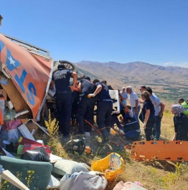 Malatyada kamyon şarampole devrildi 2 ölü 2 yaralı