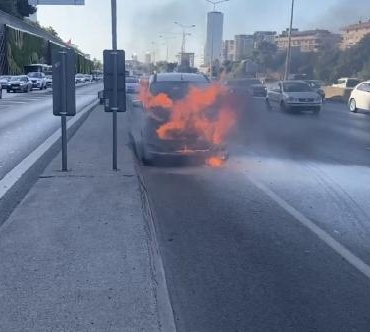Maltepe’de hafif ticari araçta yangın 7 Maltepede hafif ticari araçta yangın