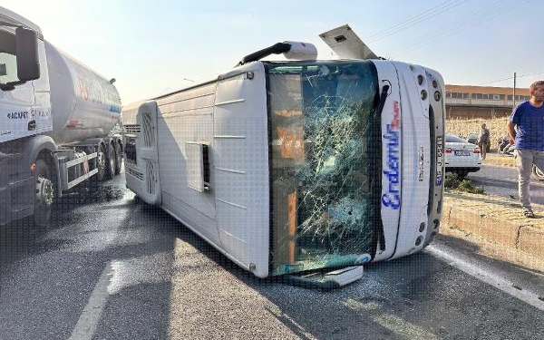 Manisada işçi servis midibüsü devrildi 25 yaralı