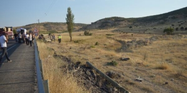 Mardin'de hafif ticari araç devrildi: 1 ölü, 2 yaralı 15 Mardinde hafif ticari araç devrildi 1 ölü 2 yaralı