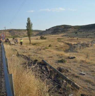 Mardinde hafif ticari araç devrildi 1 ölü 2 yaralı