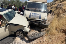 Mardinde kamyonetle otomobil çarpıştı 2si ağır 4 yaralı