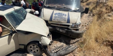 Mardinde kamyonetle otomobil çarpıştı 2si ağır 4 yaralı