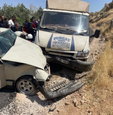 Mardin'de kamyonetle otomobil çarpıştı; 2'si ağır, 4 yaralı 7 Mardinde kamyonetle otomobil çarpıştı 2si ağır 4 yaralı