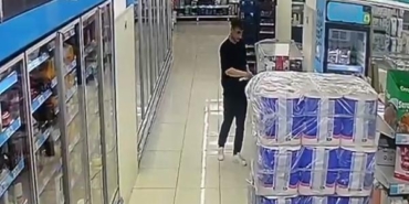 Marketteki dolaptan 7 bin 500 lira değerinde, 30 taşınabilir hard disk çaldı 15 Marketteki dolaptan 7 bin 500 lira değerinde 30 taşınabilir hard disk çaldı