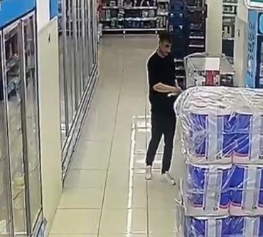 Marketteki dolaptan 7 bin 500 lira değerinde 30 taşınabilir hard disk çaldı