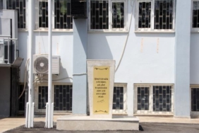 Maskeli saldırgan, Atatürk büstüne balyozla zarar verdi 8 Maskeli saldırgan Atatürk büstüne balyozla zarar verdi