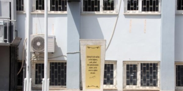 Maskeli saldırgan Atatürk büstüne balyozla zarar verdi