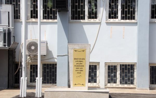 Maskeli saldırgan, Atatürk büstüne balyozla zarar verdi 1 Maskeli saldırgan Atatürk büstüne balyozla zarar verdi