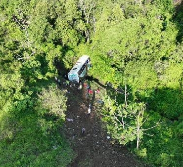 Meksikada yolcu otobüsü uçuruma yuvarlandı 18 ölü